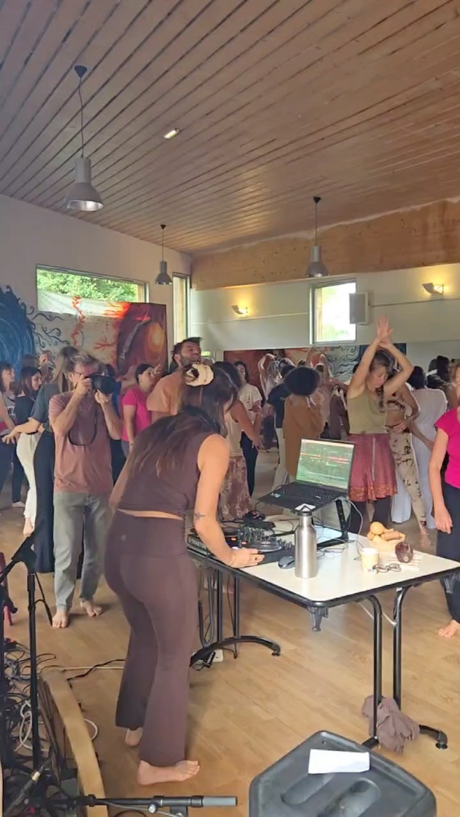 Nina aux platines, danseurs en mouvement dans la salle