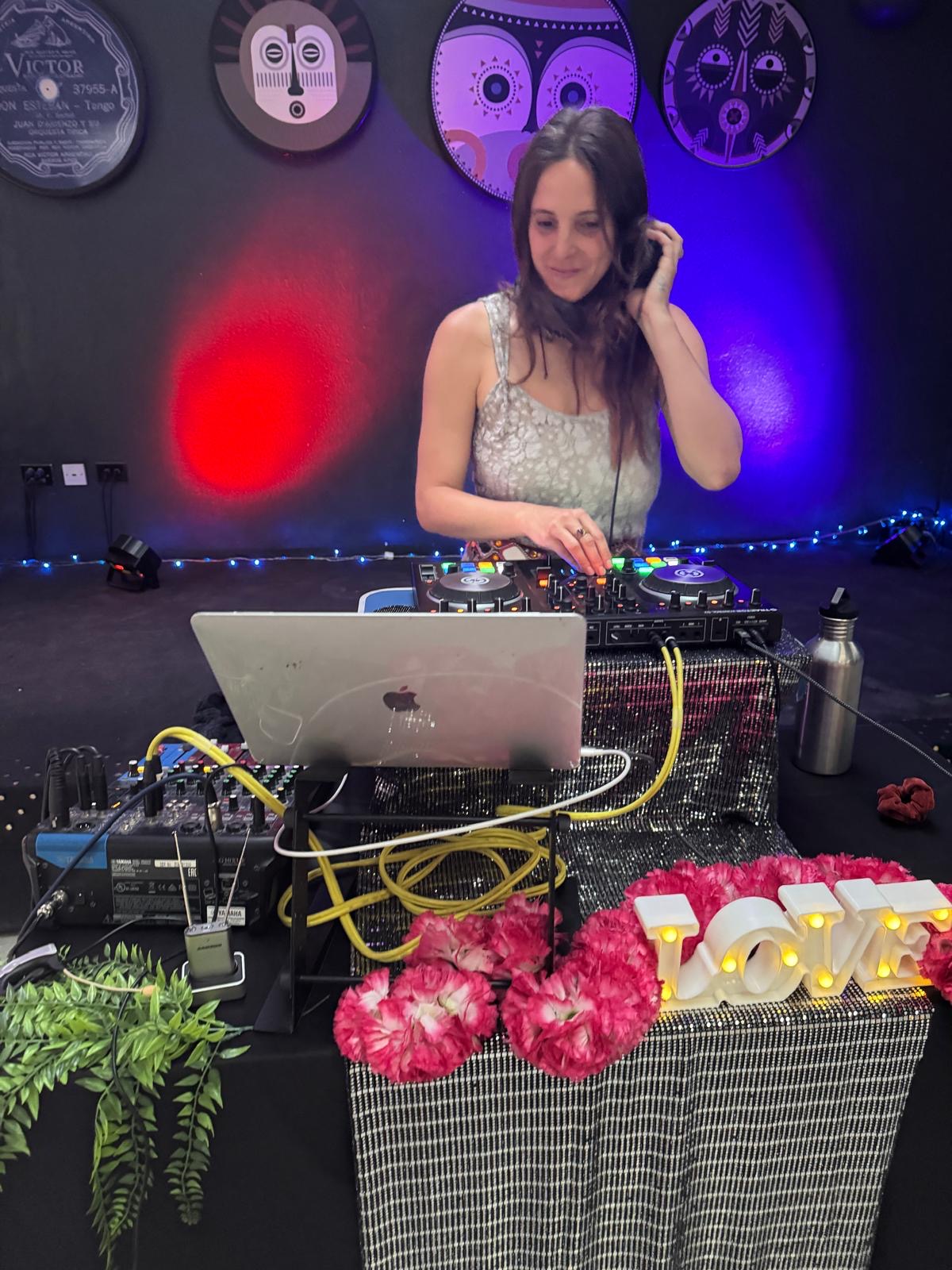 Nina en DJ set, ambiance LOVE