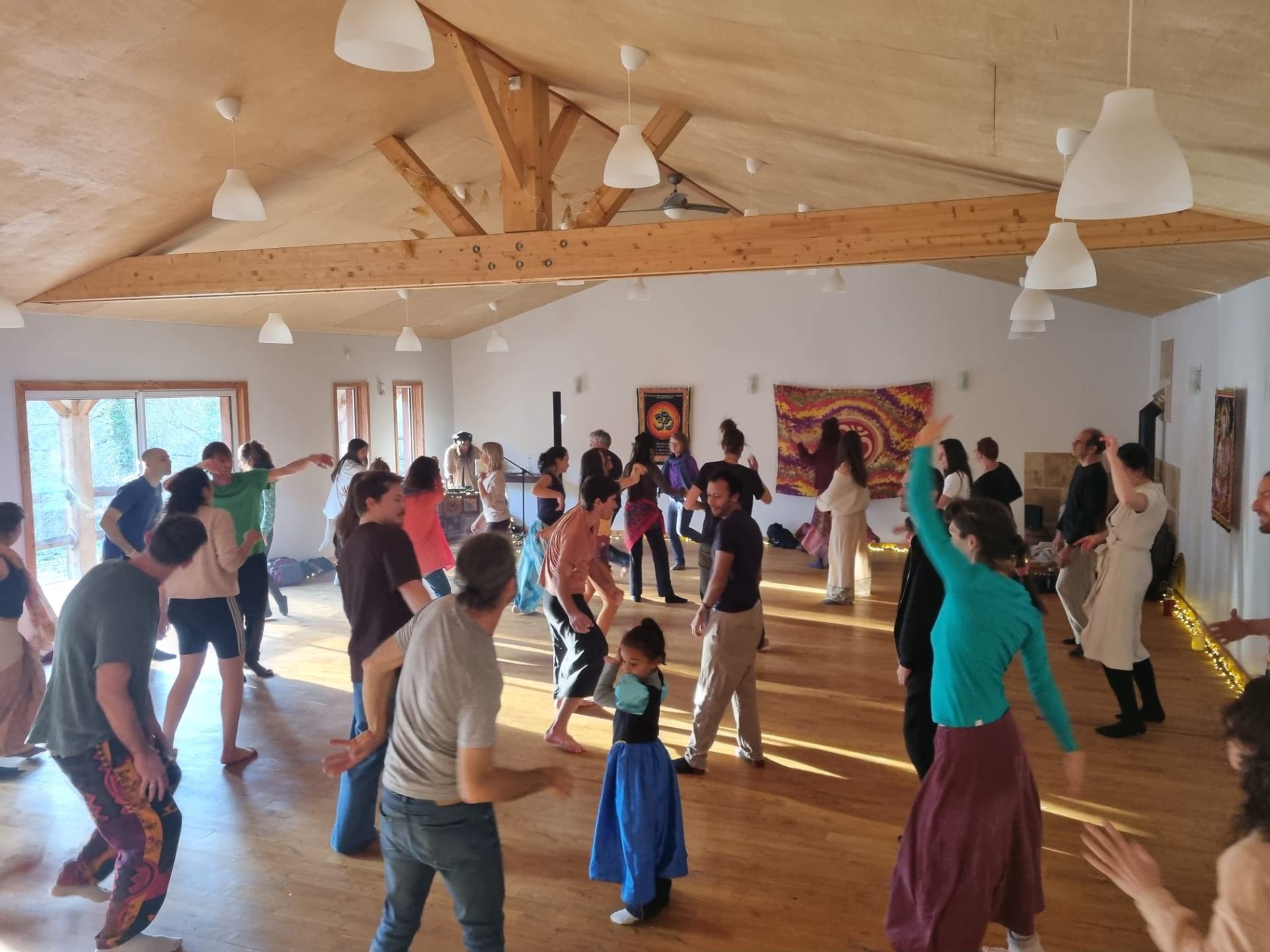 Ecstatic dance — salle pleine en mouvement