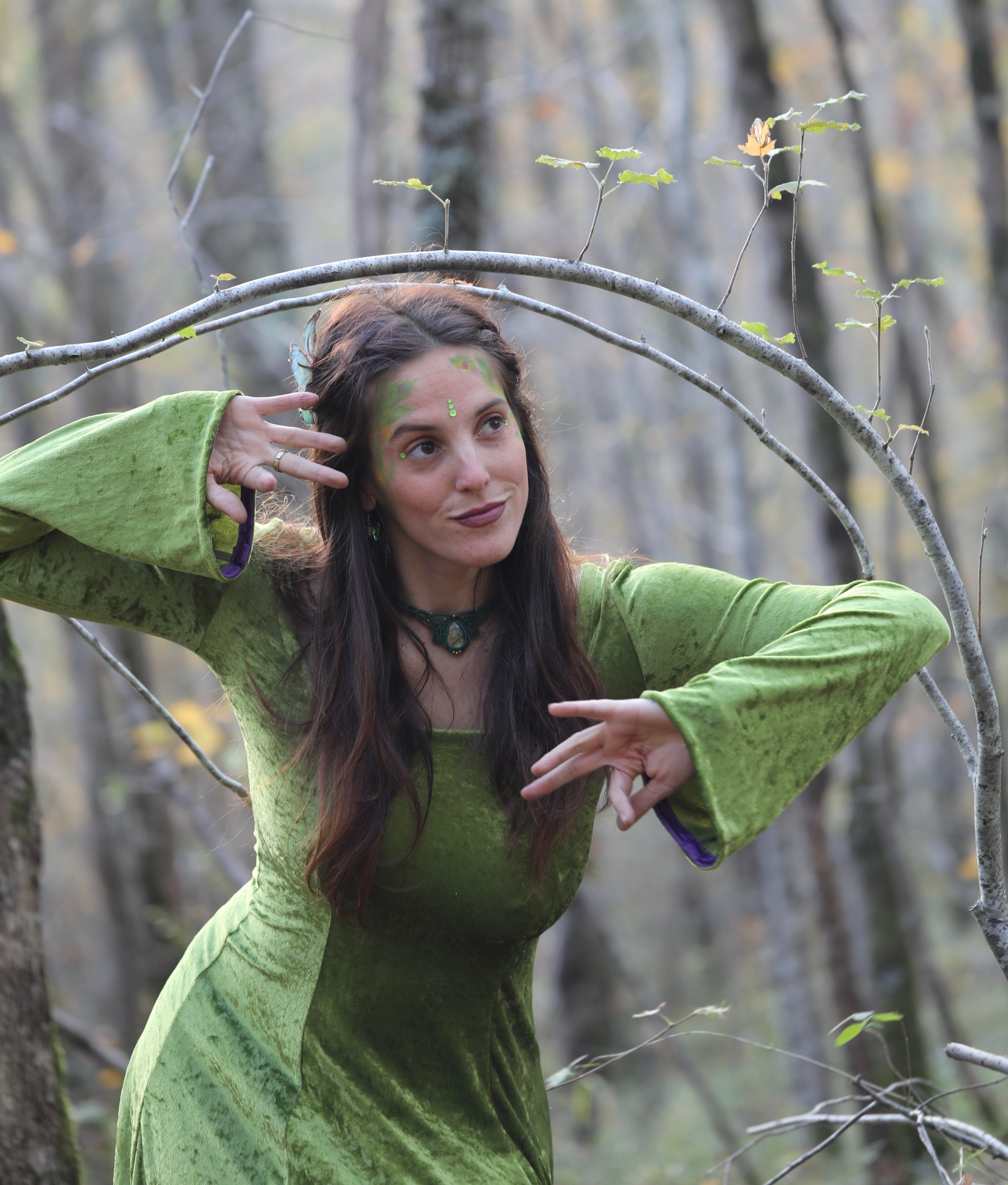 Portrait de Nina Sanchez en forêt