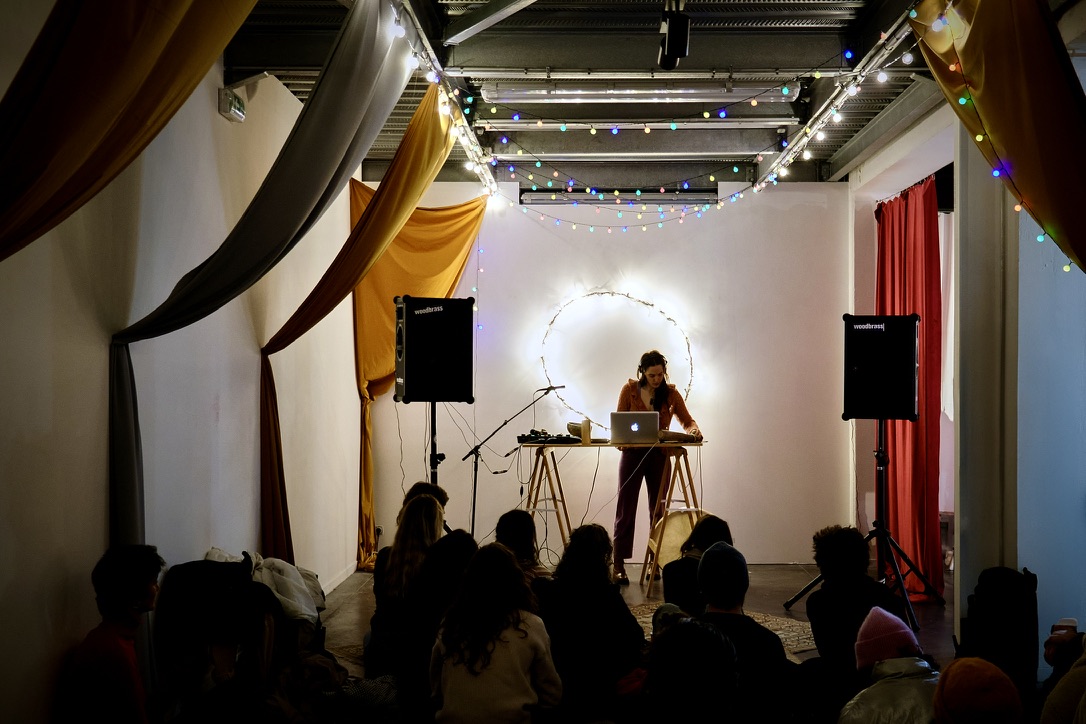 Nina en concert, scène habillée de voilages colorés et guirlandes